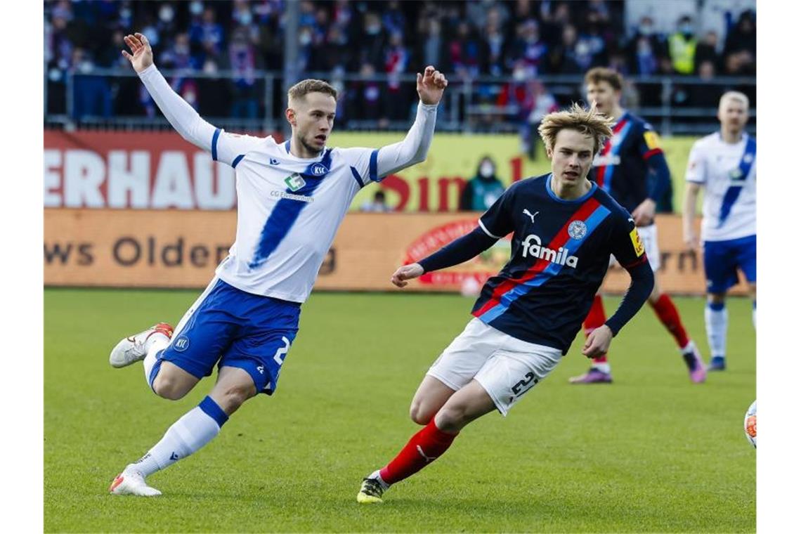 KSC-Verteidiger Kobald muss nach Verletzung kürzertreten Karlsruhes Christoph Kobald (l) und Kiels Finn Porath kämpfen um den Ball. Foto: Frank Molter/dpa