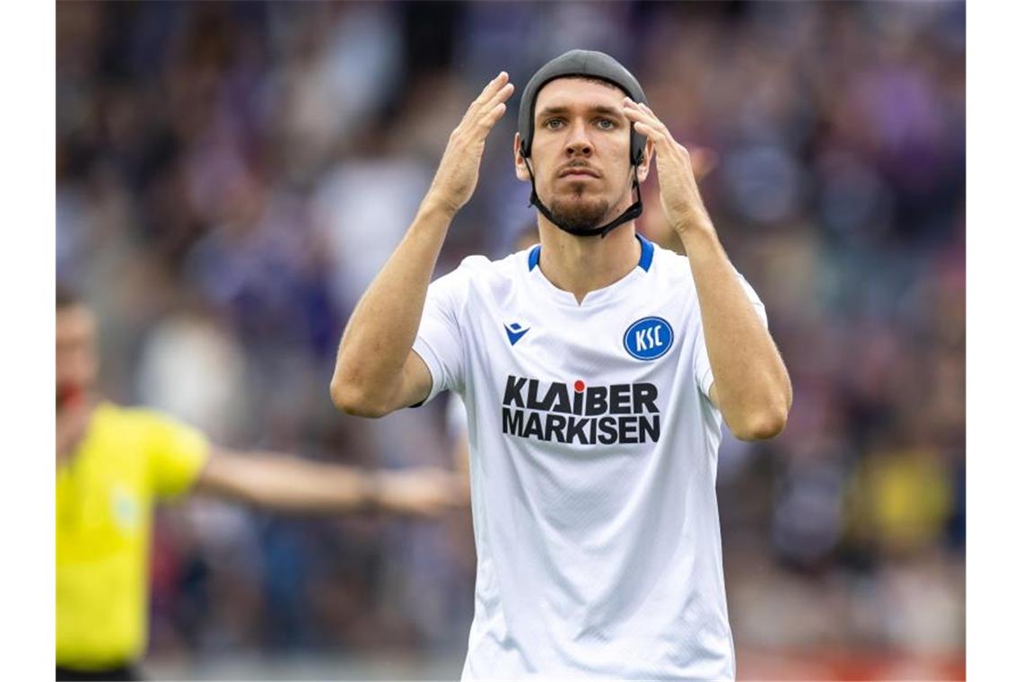 Karlsruhes Damian Roßbach schlägt nach einem Foul die Hände vor das Gesicht. Foto: David Inderlied/Archivbild