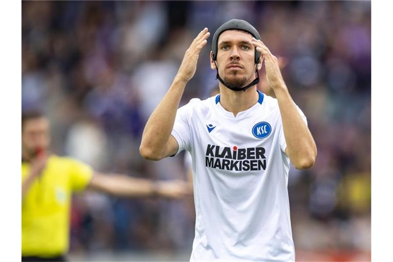 Karlsruhes Damian Roßbach schlägt nach einem Foul die Hände vor das Gesicht. Foto: David Inderlied