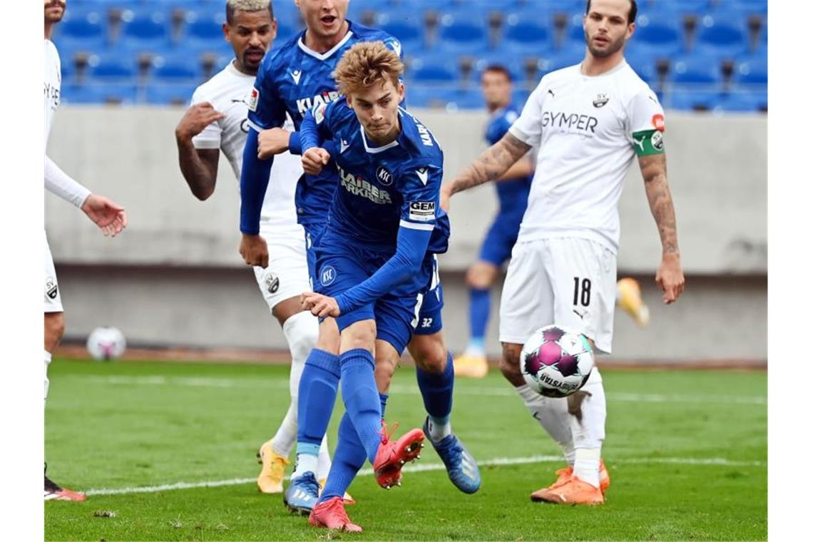 Kriselnder KSC hofft bei St. Pauli auf zweiten Saisonsieg Karlsruhes Dominik Kother in Aktion. Foto: Uli Deck/dpa/Archivbild