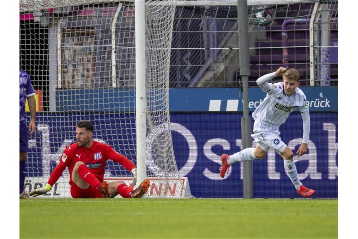 Karlsruhes Dominik Kother (r.) jubelt nach seinem Tor zum 1:1. Foto: David Inderlied/dpa