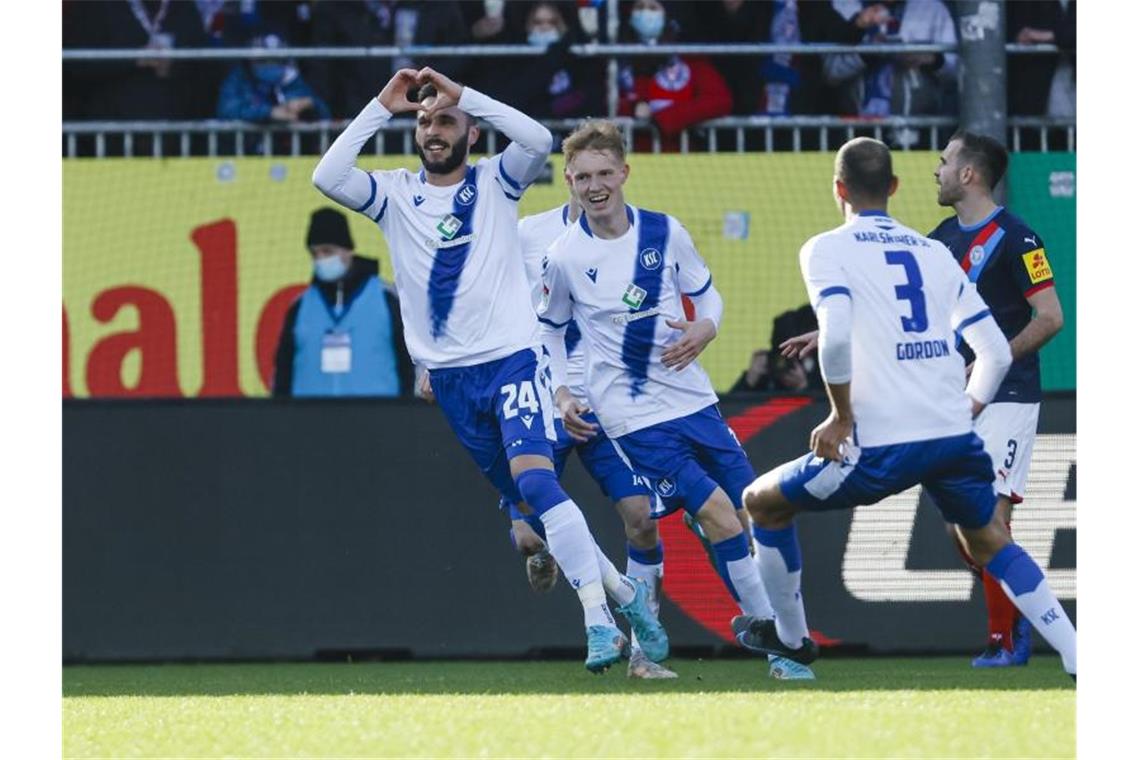 „Aus allen Löchern geschwitzt“: KSC mit Sieg nach Sturm Karlsruhes Fabian Schleusener (l) jubelt nach dem 2:0. Foto: Frank Molter/dpa