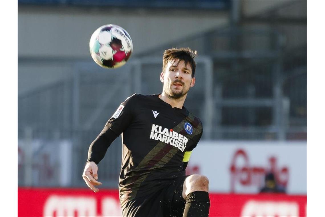 Karlsruhes Jérôme Gondorf spielt den Ball. Foto: Frank Molter/dpa/Archivbild