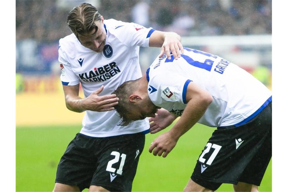 Karlsruhes Lukas Grozurek (r.) jubelt nach seinem Tor zum 0:1 für den KSC zusammen mit Mannschaftskamerad Marco Thiede. Foto: Frank Molter