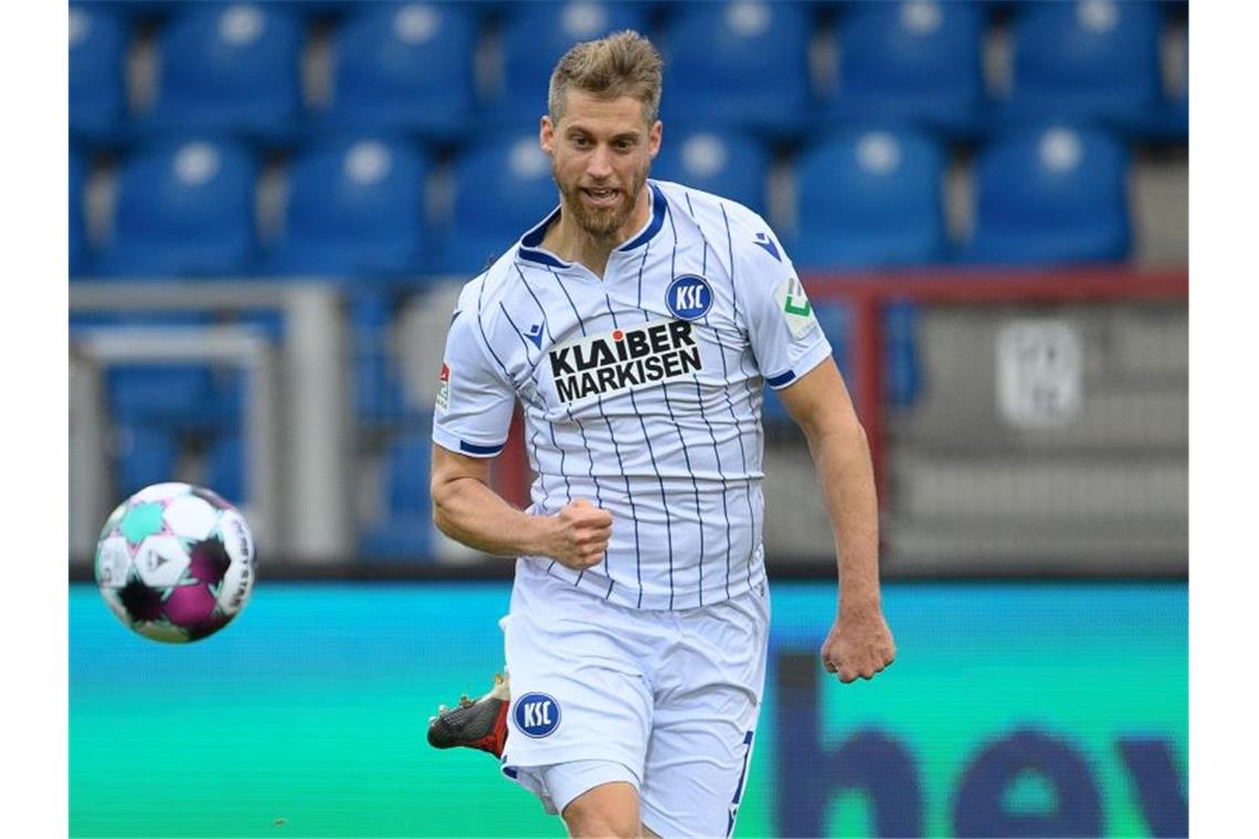 KSC-Profi Lorenz verzichtet an Weihnachten auf die Familie Karlsruhes Marc Lorenz spielt den Ball. Foto: Swen Pförtner/dpa/Archivbild