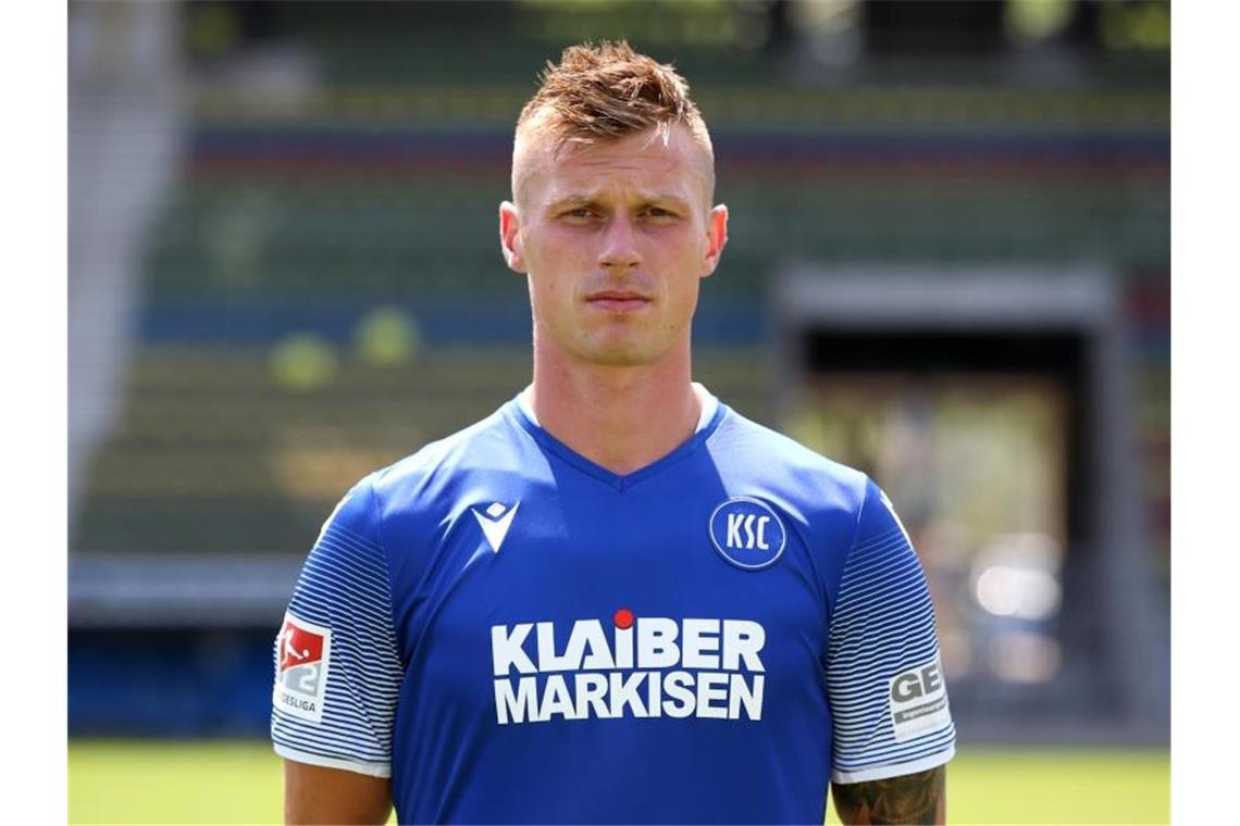 Licht, Schatten, Ärger: KSC beendet Trainingslager Karlsruhes Marvin Pourie beim Fototermin. Foto: Michael Deines/dpa