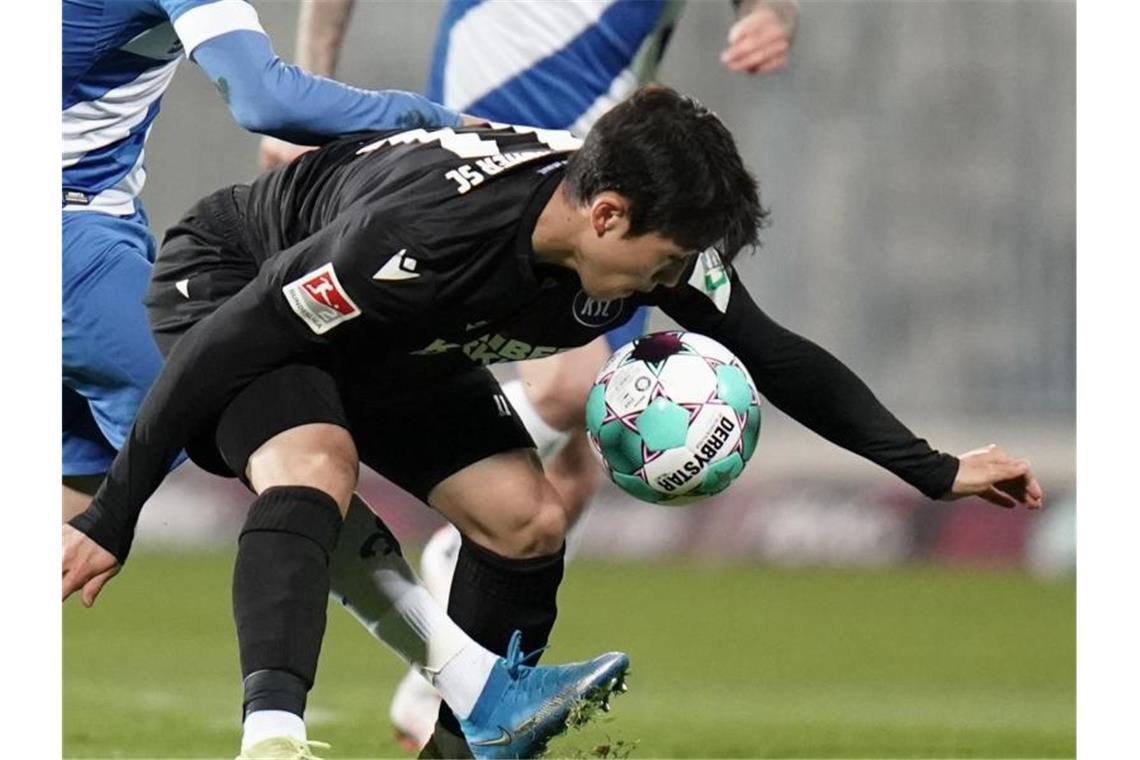 Karlsruhes Mittelfeldspieler Kyoung-Rok Choi (r). Foto: Thomas Frey/dpa