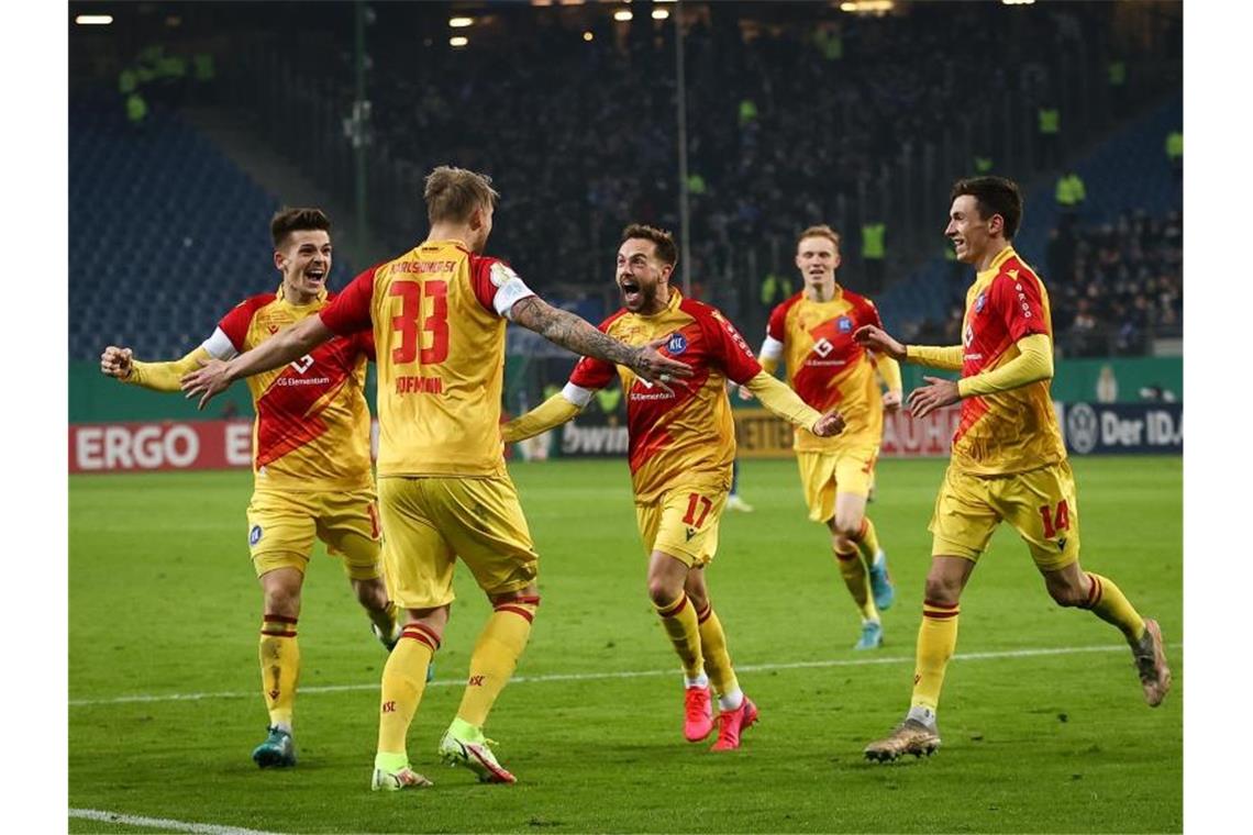 HSV siegt im Elfmeterschießen gegen zehn Karlsruher Karlsruhes Philipp Hofmann (2.v.l) feiert sein Tor zum 2:0 beim Hamburger SV. Foto: Christian Charisius/dpa