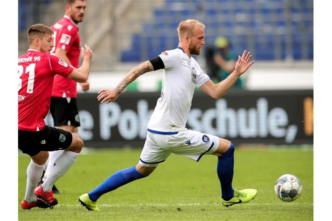 KSC ohne Stürmer Hofmann beim FC Erzgebirge Aue Karlsruhes Philipp Hofmann (r) gegen Hannovers Waldemar Anton. Foto: Friedemann Vogel/EPA - Pool/dpa/Archivbild