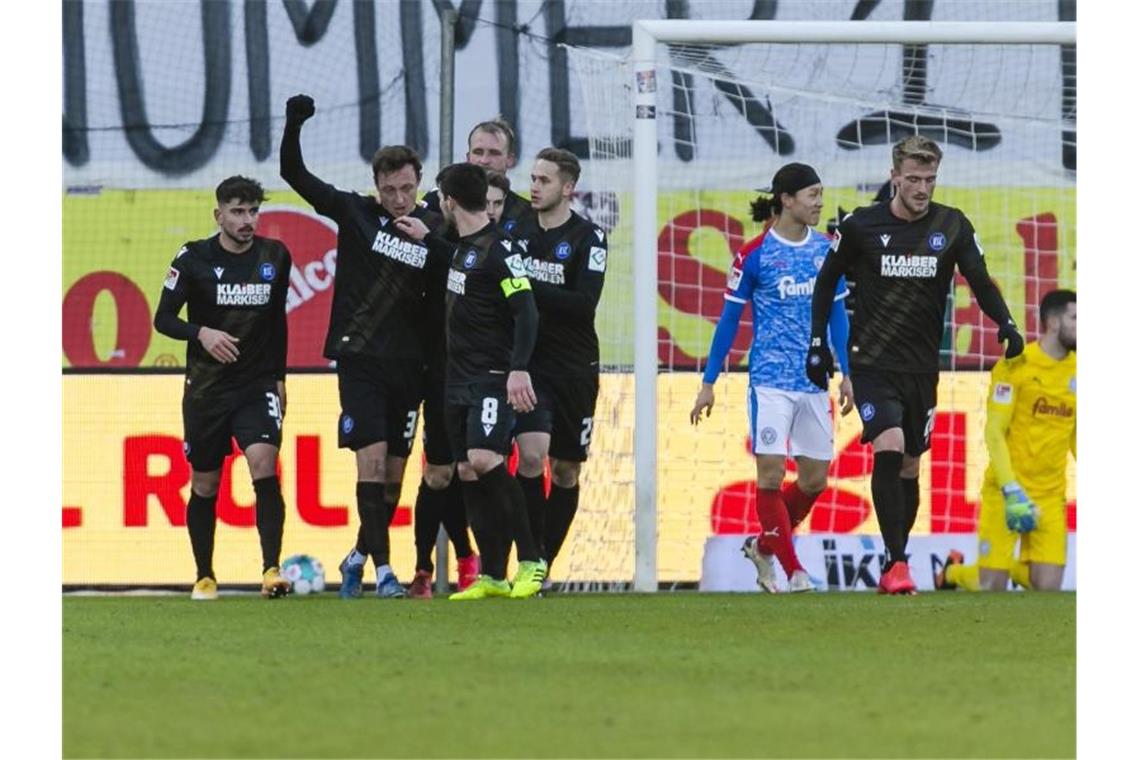 Karlsruhes Robin Bormuth (2.v.l.) bejubelt seinen Treffer zum 3:2 für den KSC. Foto: Frank Molter/dpa