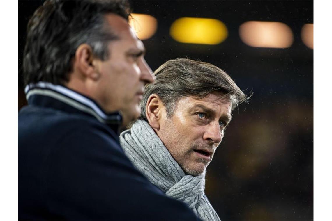 Karlsruhes Sportdirektor Oliver Kreuzer (r.) spricht mit Trainer Alois Schwartz. Foto: David Inderlied/dpa/Archivbild