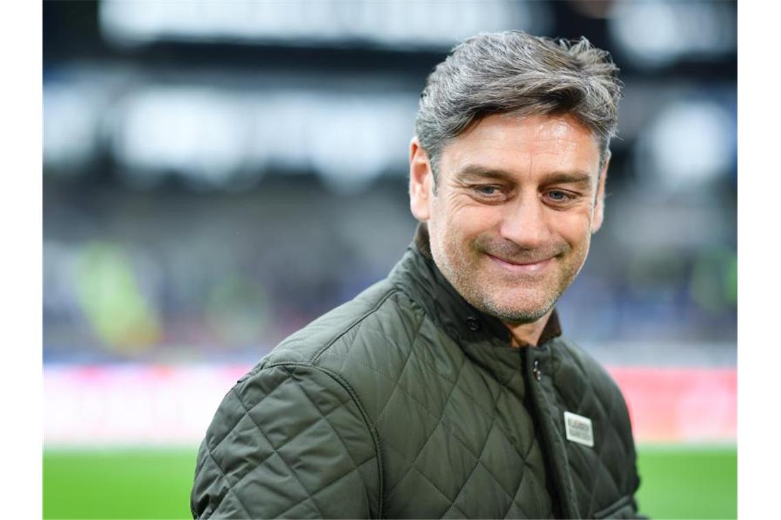 Karlsruhes Sportdirektor Oliver Kreuzer steht im Stadion. Foto: picture alliance / Uwe Anspach/dpa/Archiv