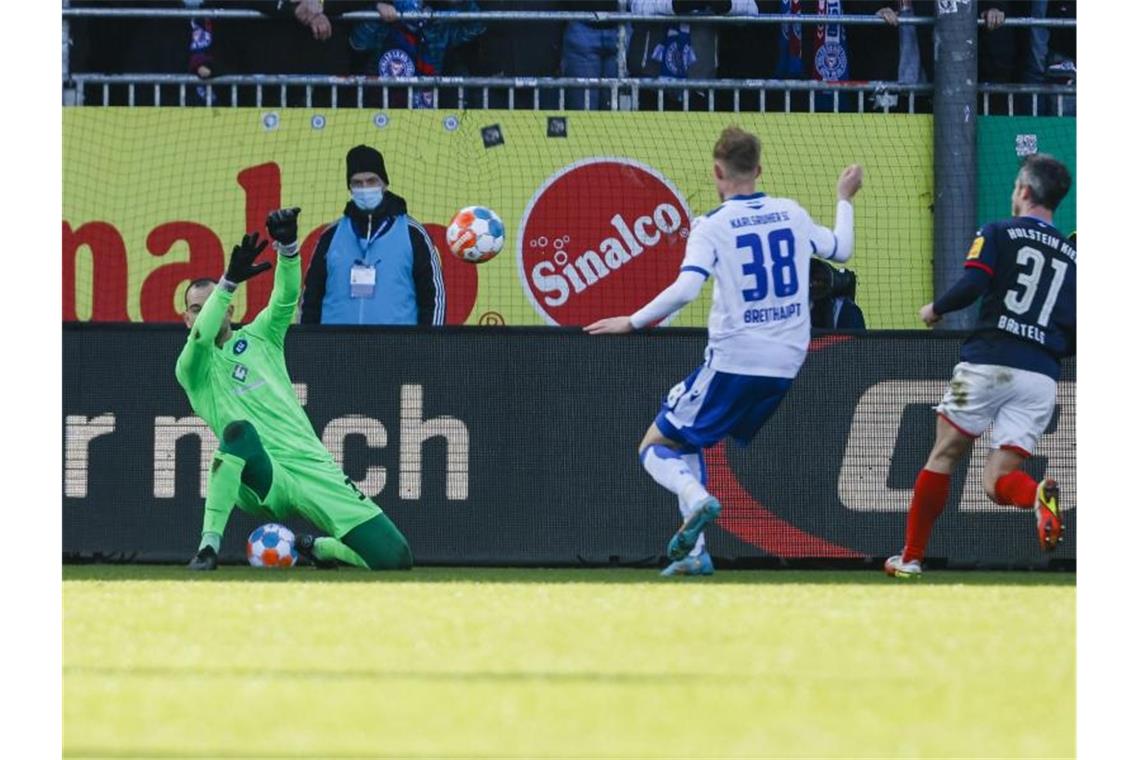 Nur Remis: Bremen und HSV patzen im Aufstiegskampf Karlsruhes Torhüter Marius Gersbeck pariert einen Ball von Kiels Fin Bartels (r) - der KSC siegt in Kiel mit 1:0. Foto: Frank Molter/dpa