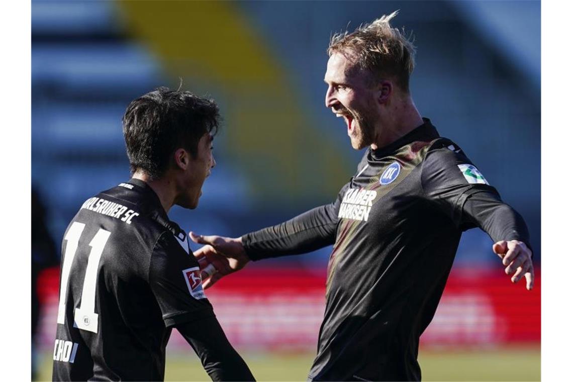 HSV nach 0:0 im Topspiel wieder Erster - Punkt für Fortuna Karlsruhes Torschütze Kyoung-rok Choi (l) jubelt mit Philipp Hofmann über das Tor zum 3:2 gegen Sandhausen. Foto: Uwe Anspach/dpa