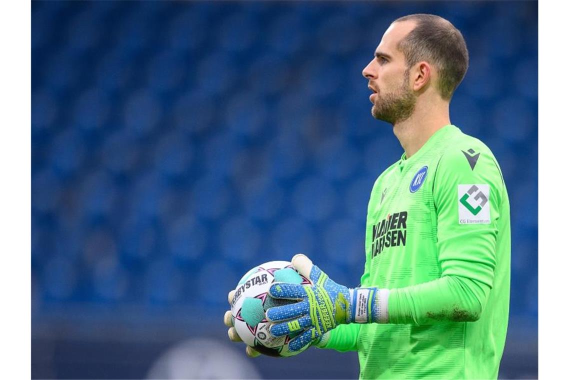 Karlsruher SC verlängert Vertrag mit Stammtorhüter Gersbeck Karlsruhes Torwart Marius Gersbeck hält den Ball. Foto: Swen Pförtner/dpa/Archivbild