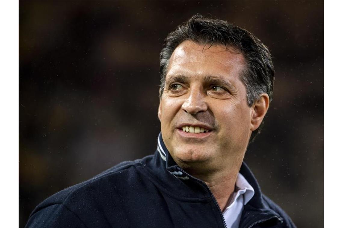 Sperre für Toptorjäger soll für KSC keine Rolle spielen Karlsruhes Trainer Alois Schwartz betritt das Stadion. Foto: David Inderlied/dpa