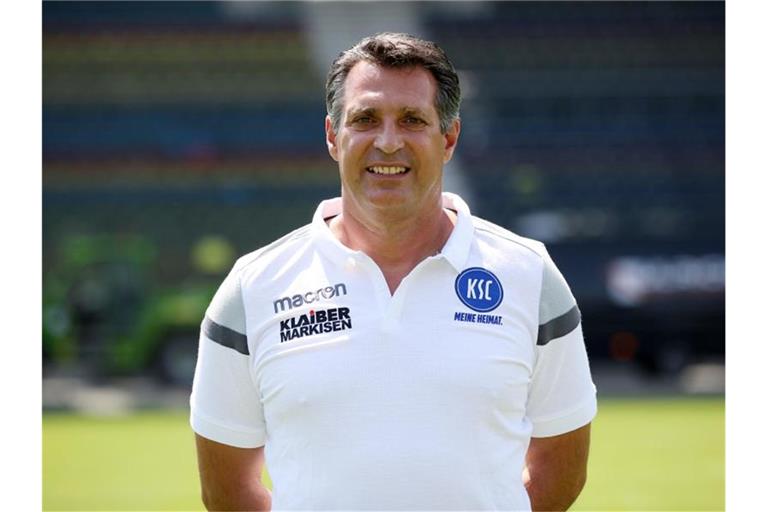 Karlsruhes Trainer Alois Schwartz. Foto: Michael Deines/Archivbild