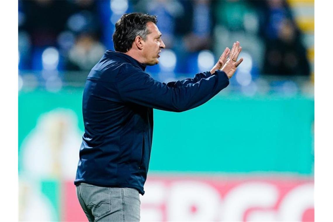 KSC-Coach Schwartz hält VfB-Trainer Walter für respektlos Karlsruhes Trainer Alois Schwartz. Foto: Uwe Anspach/dpa/Archivbild