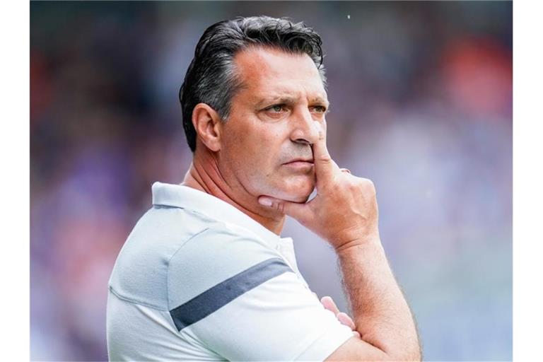 Karlsruhes Trainer Alois Schwartz. Foto: Uwe Anspach/Archivbild