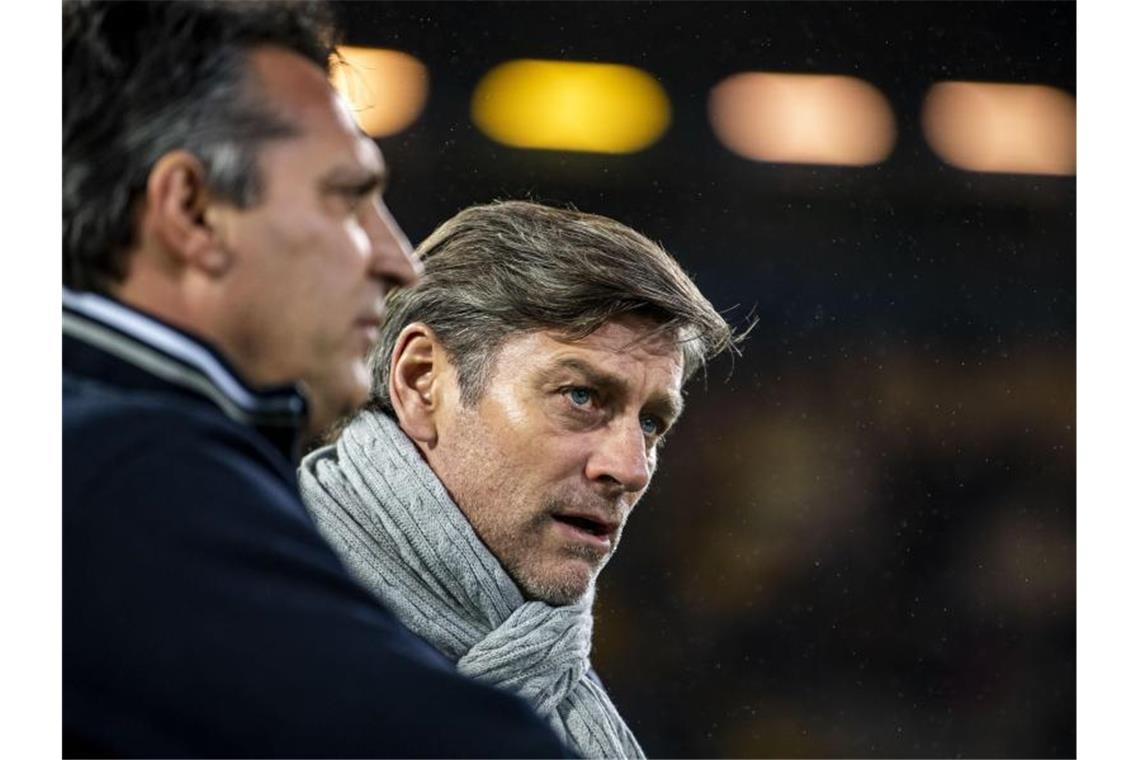 Karlsruhes Trainer Alois Schwartz (l.) und Karlsruhes Sportdirektor Oliver Kreuzer unterhalten sich. Foto: David Inderlied/dpa