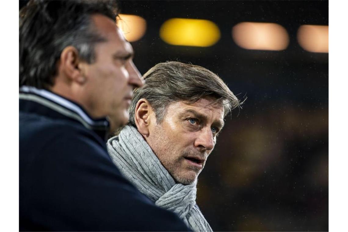 KSC hat „Großes Vertrauen“ in Schwartz Karlsruhes Trainer Alois Schwartz (l.) und Sportdirektor Oliver Kreuzer unterhalten sich. Foto: David Inderlied/dpa/Archivbild