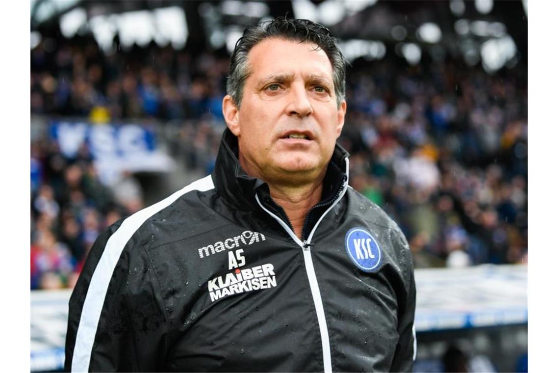 Karlsruhes Trainer Alois Schwartz steht vor dem Spiel im Stadion. Foto: Tom Weller/dpa