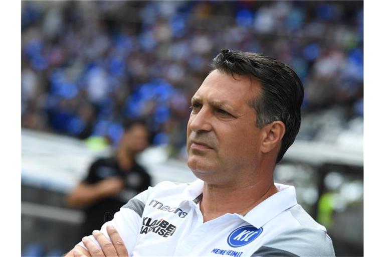 Karlsruhes Trainer Alois Schwartz steht vor Spielbeginn im Stadion. Foto: Uli Deck/Archivbild