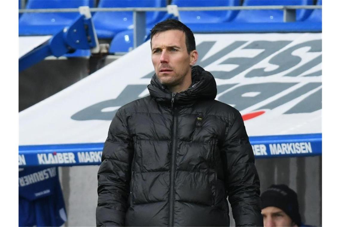 Karlsruhes Trainer Christian Eichner am Spielfeldrand. Foto: Silas Stein/dpa/Archivbild