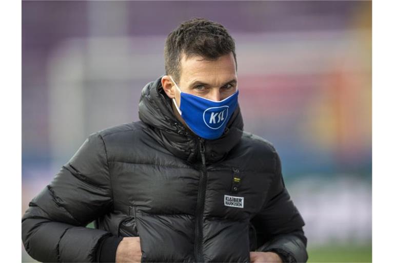 Karlsruhes Trainer Christian Eichner betritt das Stadion. Foto: David Inderlied/dpa/Archivbild