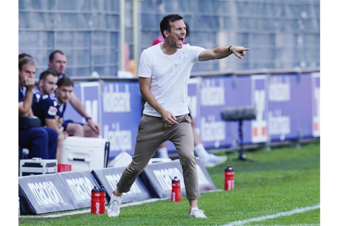 Selbstbewusster KSC empfängt kriselnden Absteiger aus Bremen Karlsruhes Trainer Christian Eichner gestikuliert am Spielfeldrand. Foto: Uwe Anspach/dpa/Archivbild