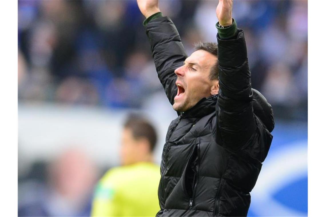 Karlsruhes Trainer Christian Eichner gibt Anweisungen. Foto: Daniel Bockwoldt/dpa