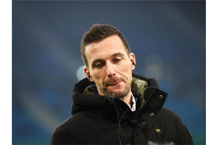 Karlsruhes Trainer Christian Eichner gibt vor dem Spiel ein Interview. Foto: Christian Charisius/dpa/Archivbild
