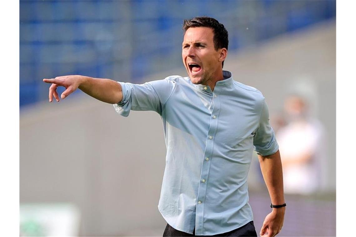 Keine Zeit zum Nachdenken: KSC-Coach Eichner fordert Punkte Karlsruhes Trainer Christian Eichner reagiert an der Seitenlinie. Foto: Friedemann Vogel/EPA - Pool/dpa/Archivbild
