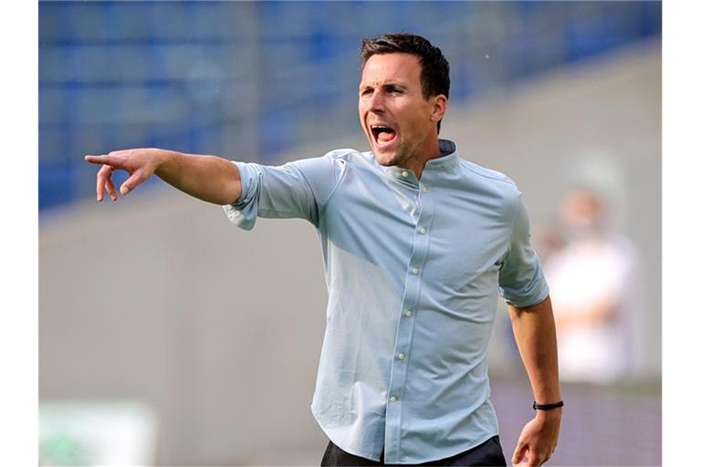 Karlsruhes Trainer Christian Eichner reagiert an der Seitenlinie. Foto: Friedemann Vogel/EPA - Pool/dpa/Archivbild