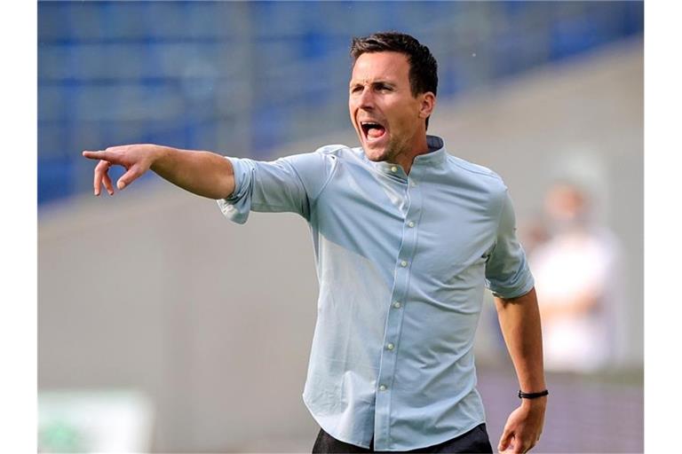 Karlsruhes Trainer Christian Eichner reagiert an der Seitenlinie. Foto: Friedemann Vogel/EPA - Pool/dpa/Archivbild