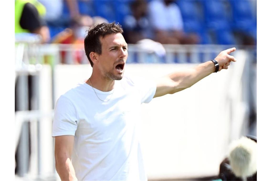 Vor KSC-Spiel: Eichner sieht Wanitzek-Sperre gelassen Karlsruhes Trainer Christian Eichner steht am Spielfeldrand. Foto: Uli Deck/dpa/Archivbild