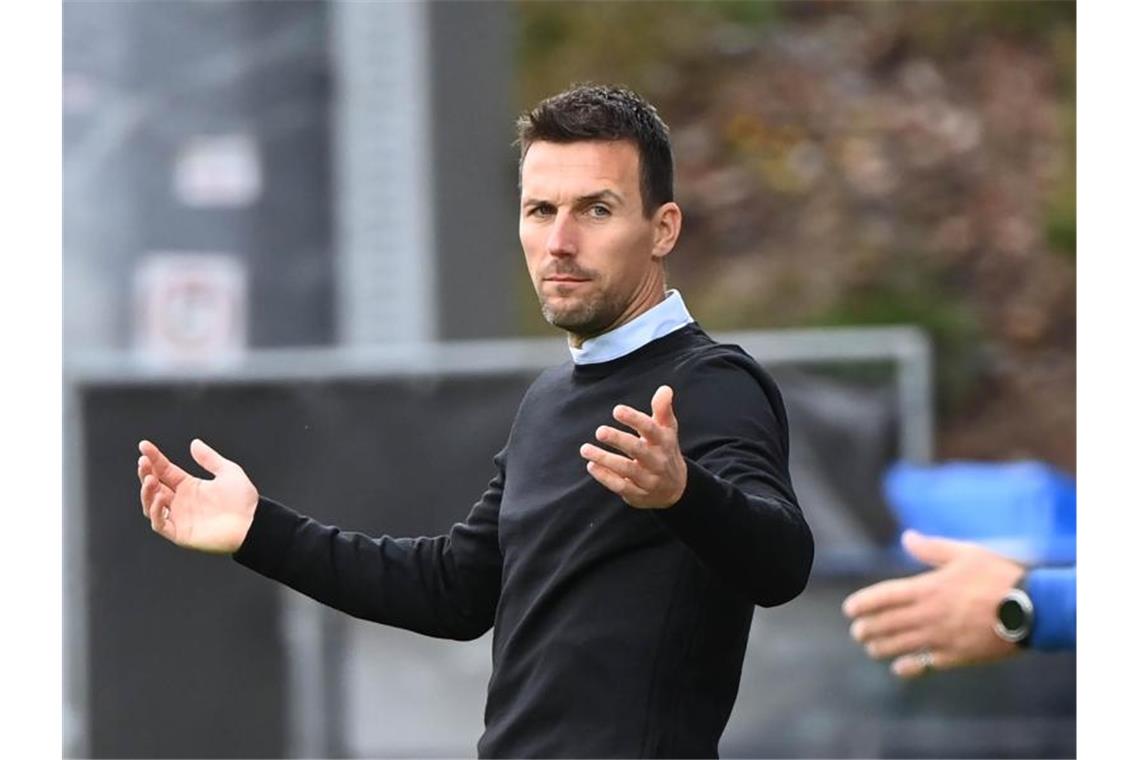 Karlsruher SC gewinnt Testspiel in Mainz Karlsruhes Trainer Christian Eichner steht im Stadion. Foto: Uli Deck/dpa/Archivbild