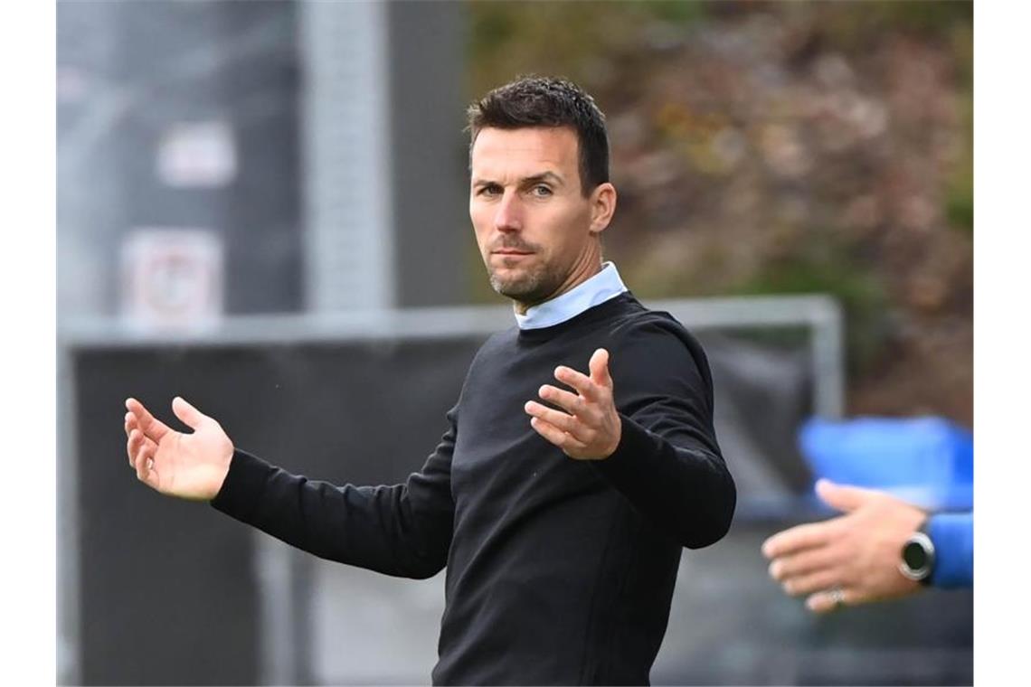 Karlsruhes Trainer Christian Eichner steht im Stadion. Foto: Uli Deck/dpa/Archivbild