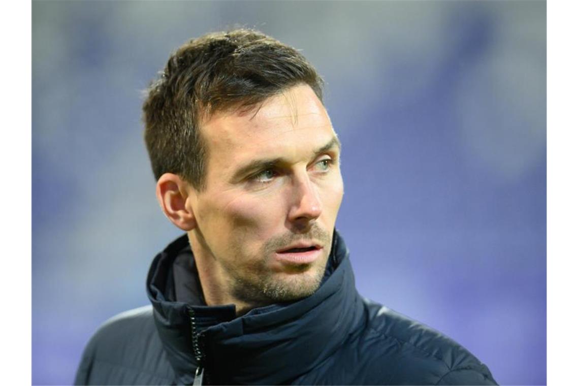 Karlsruhes Trainer Christian Eichner steht im Stadion. Foto: Robert Michael/dpa-Zentralbild/dpa