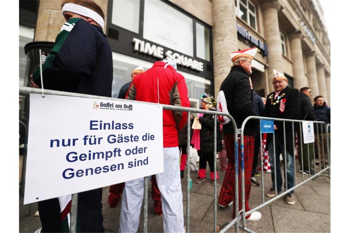 Riesenandrang zum Karnevalsauftakt in Köln Karneval-Auftakt unter Corona-Bedingungen: „Einlass nur für die Gäste, die geimpft oder genesen sind“. Foto: Oliver Berg/dpa