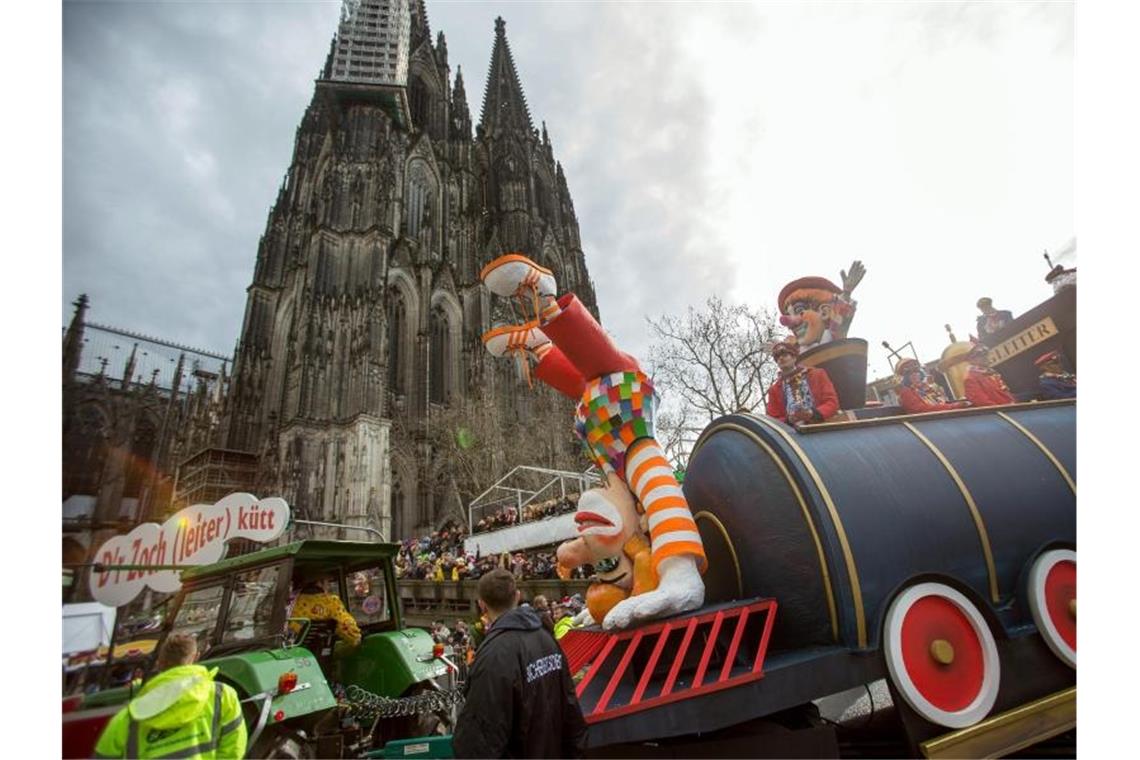 Rosenmontag in Köln: Kein Umzug in gewohnter Form Karneval in Köln (Archiv). Ein „normaler Rosenmontagszug mit Hunderttausenden von Zuschauern“ wird 2022 voraussichtlich nicht möglich sein. Foto: Maja Hitij/dpa