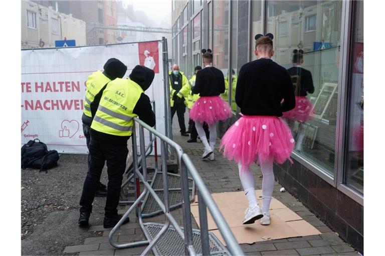 Karneval mit Kontrolle. Foto: Rolf Vennenbernd/dpa