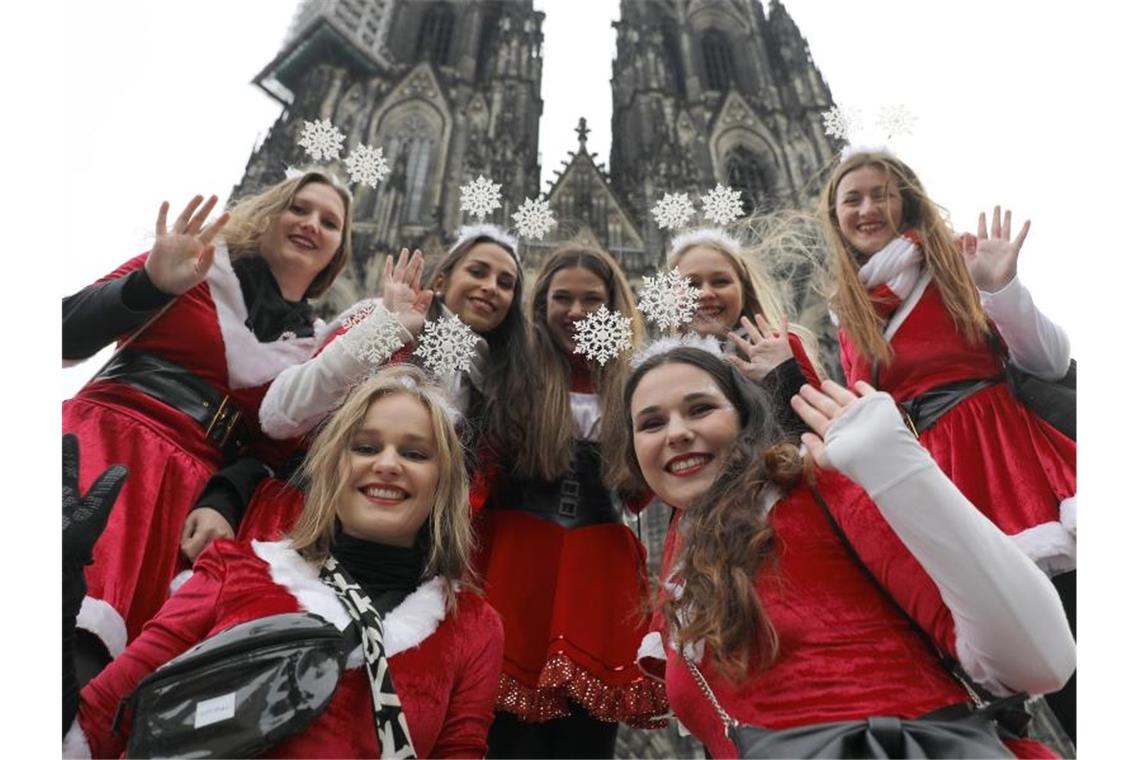 Karnevalistinnen vor dem Kölner Dom. Foto: Oliver Berg/dpa
