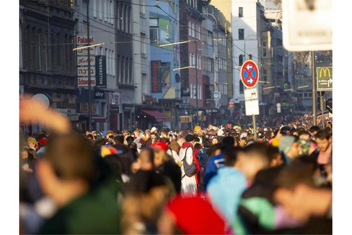 Über 100 Anzeigen rund um Karnevalsauftakt in Köln Karnevalsauftakt in Köln: Menschen feiern in dem 2G-Bereich um den Zülpicher Platz. Foto: Thomas Banneyer/dpa
