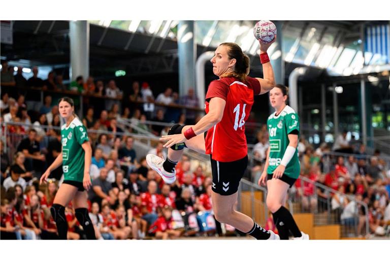 Karolina Kudlacz-Gloc wirft im Vorbereitungsspiel gegen Frisch Auf Göppingen aufs Tor – in der kommenden Bundesligasaison ist die HB Ludwigsburg nicht dabei.