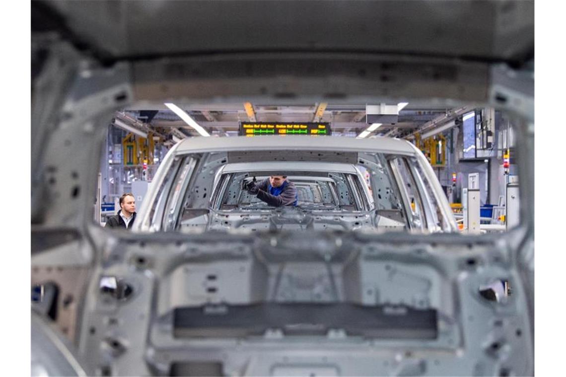 Ende der Kurzarbeit bei VW zum 1. Juli Karosseriebau im VW-Werk in Wolfsburg. Foto: Christophe Gateau/dpa