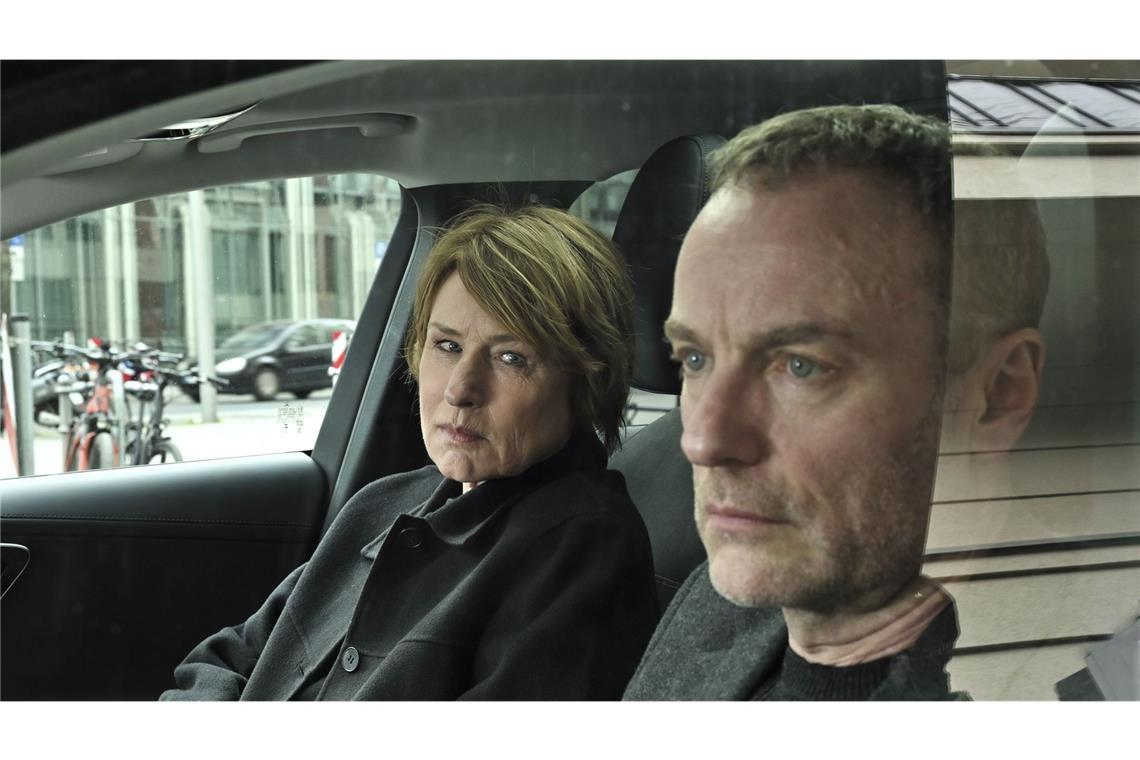 Karow und Bonard machen klassische Polizeiarbeit: sie befragen, belauschen, beschatten, verfolgen  – und tragen dann ihre Erkenntnisse zusammen und ziehen ihre Schlussfolgerungen daraus.