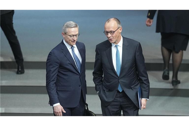 Karsten Wildberger (links), Bundesminister für Digitalisierung und Staatsmodernisierung, und Bundeskanzler Friedrich Merz im Bundestag.