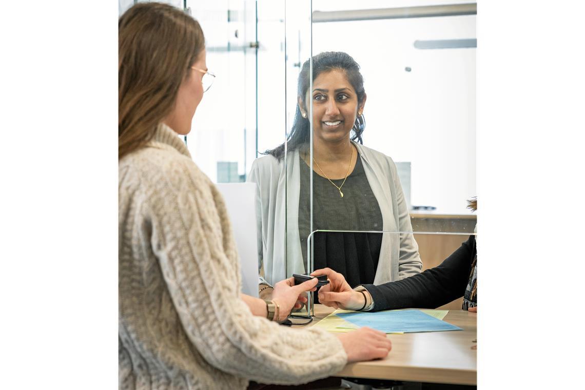 Karthiga Kesavan-Krishnakumar übersetzt für Menschen aus Sri Lanka, zum Beispiel bei Behördengängen wie hier im Backnanger Ausländeramt. Foto: Alexander Becher