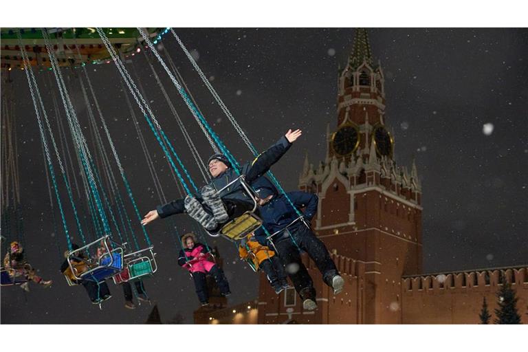 Karussell vor Kremlkulisse: Kinder vergnügen sich auf dem Weihnachtsmarkt am Roten Platz